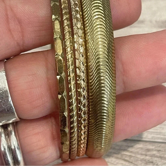 Set of 4 gold tone bangles - Picture 5 of 6